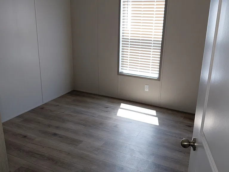 339 Lakeway Dr — Photo 4