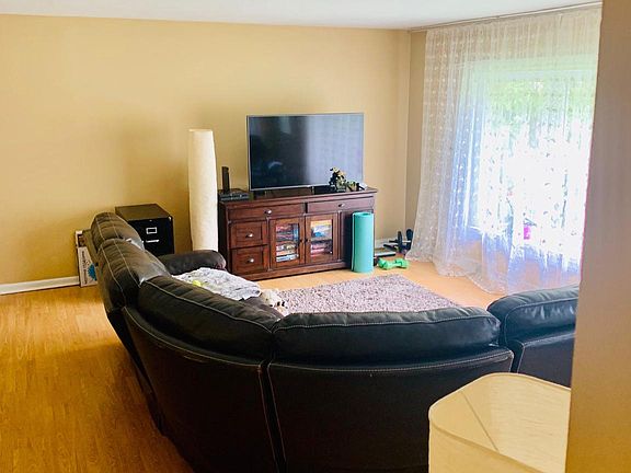 3rd image of 146 Manor Dr