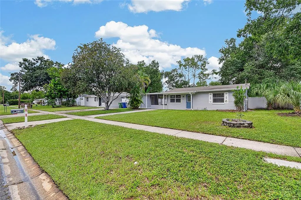 2 bed, 1.0 bath, 825 sqft, $2,200 — Photo 2