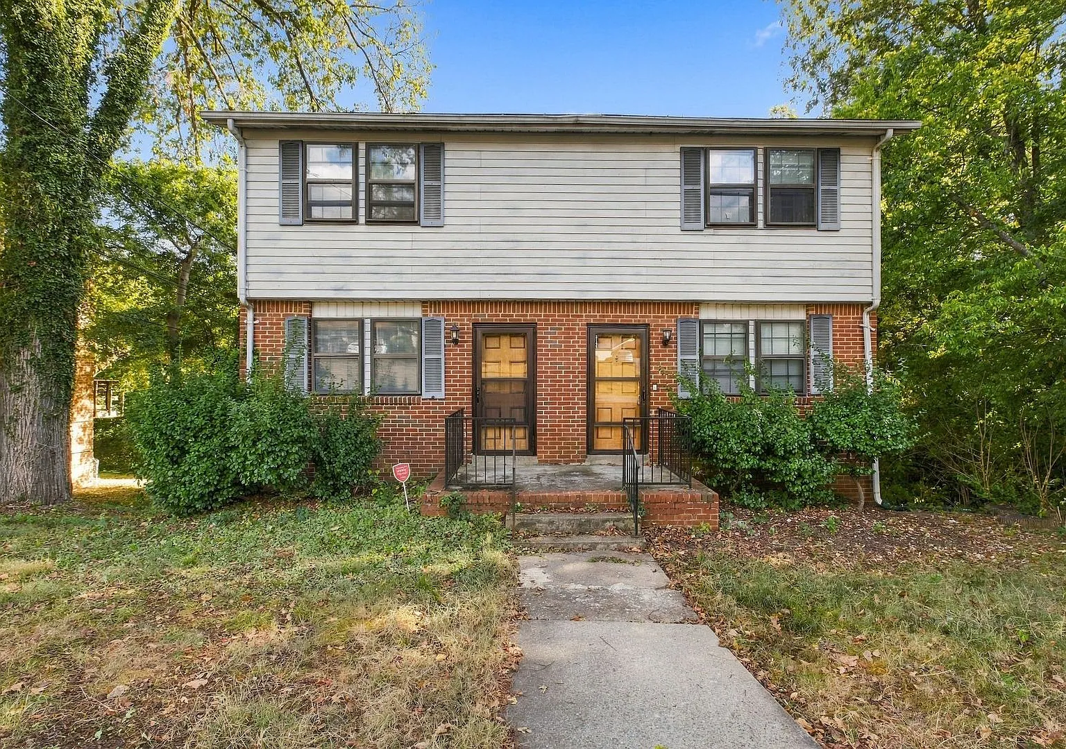 Awesome 2-bedroom, 1.5-bathroom duplex in charming Donelson! — Photo 1
