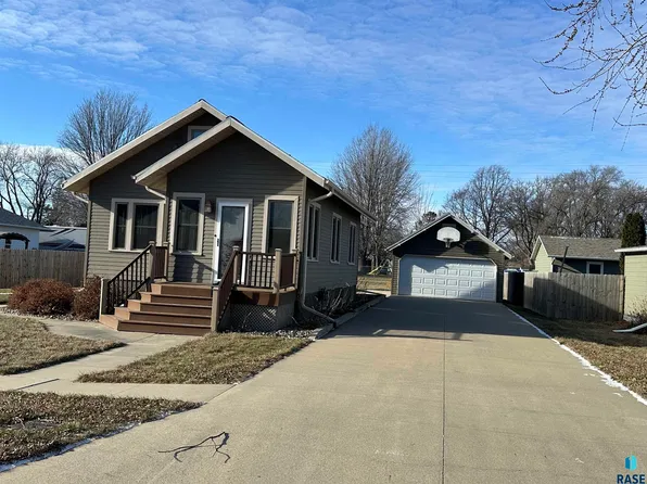 307 S 4th St, Beresford, SD 57004