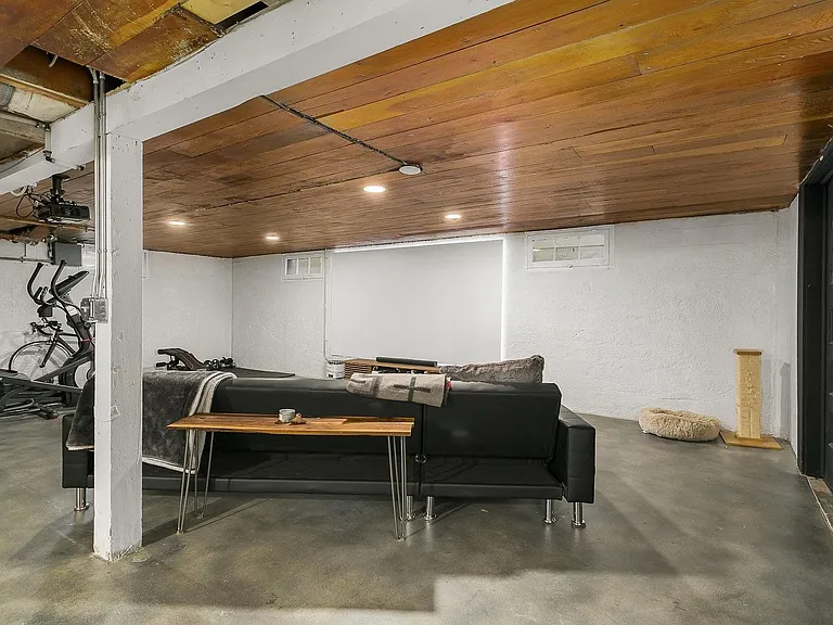 6162 E Burnside St — Photo 3