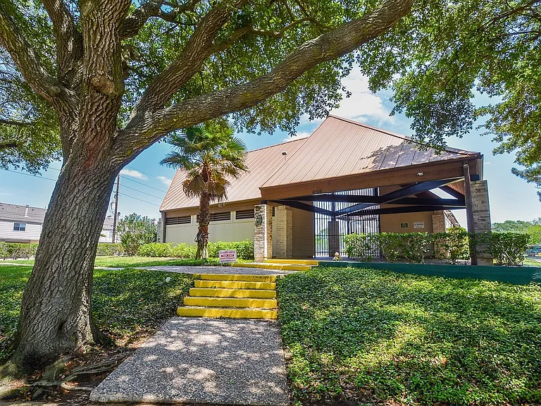 15337 Falmouth Ave — Photo 36