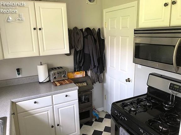 5th image of 107 Schiller Ave