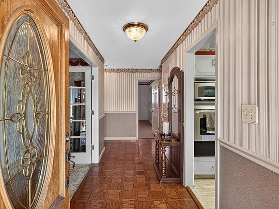 5th image of 373 Concord Ct