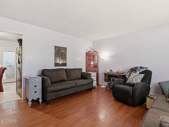 3rd image of 4510 Mockingbird Dr NE
