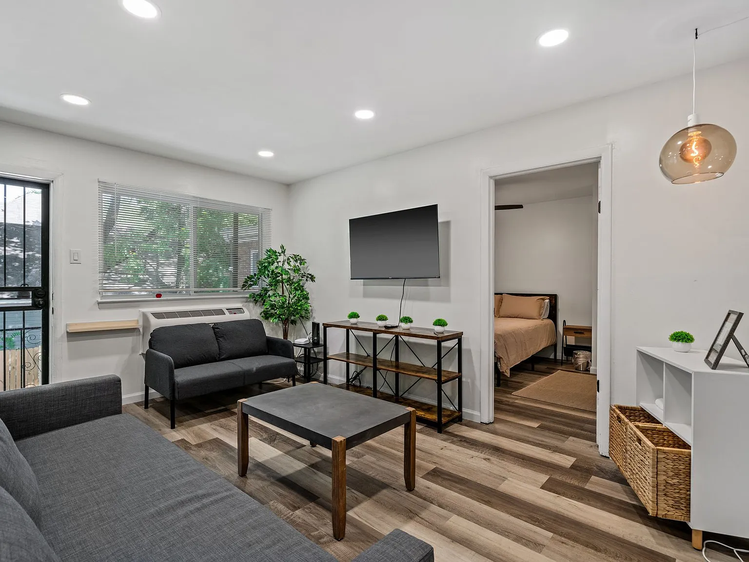 Gorgeous Renovated 1 & 2 Bedroom Apartment @ 1512 Court — Photo 4