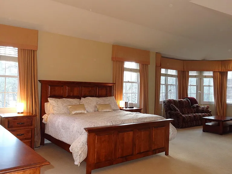 Master Suite w Separate Living Area & Huge Walk-in Closet