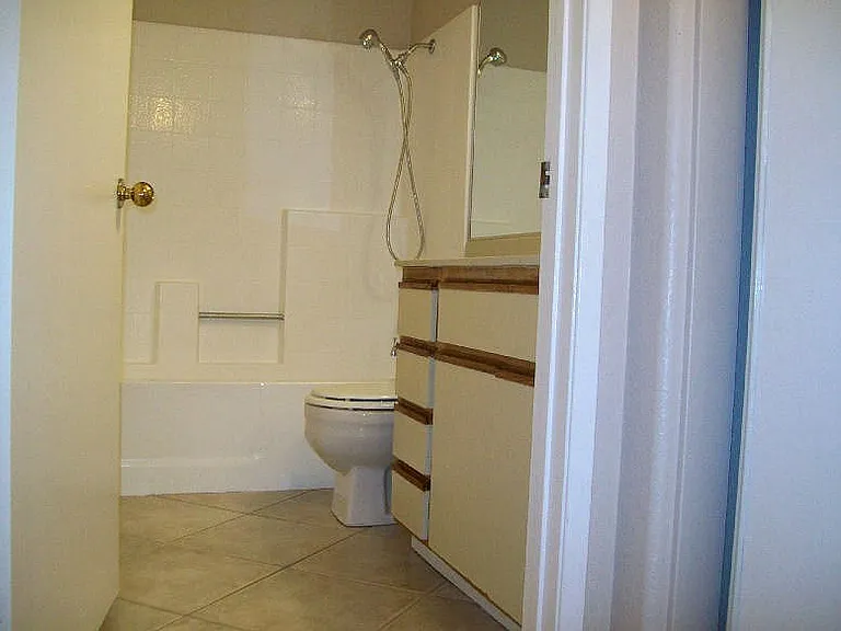 Alcantara Home Apts — Photo 37