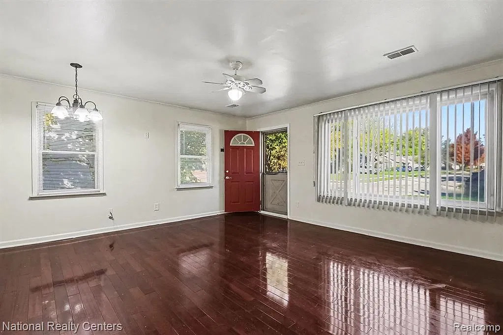 2 bed, 1.0 bath, 828 sqft, $1,200 — Photo 3