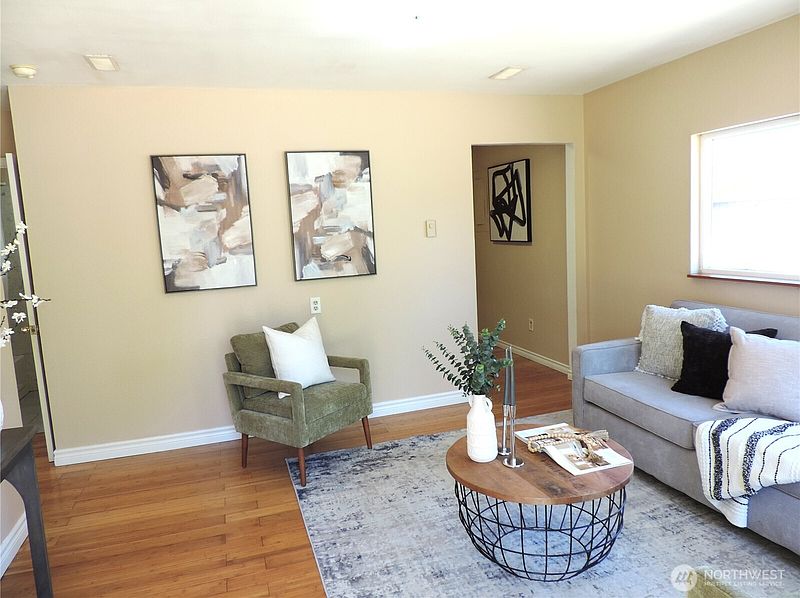 3rd image of 10233 10th Avenue SW