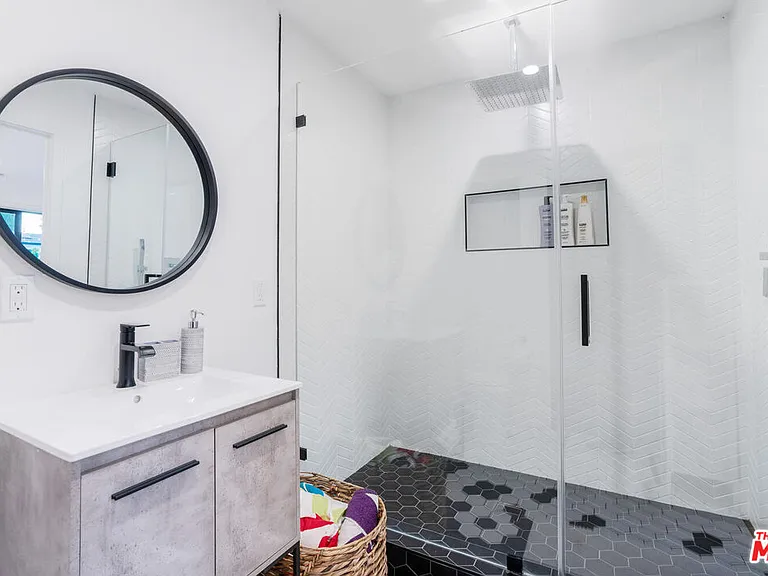 22745 Erwin St — Photo 38