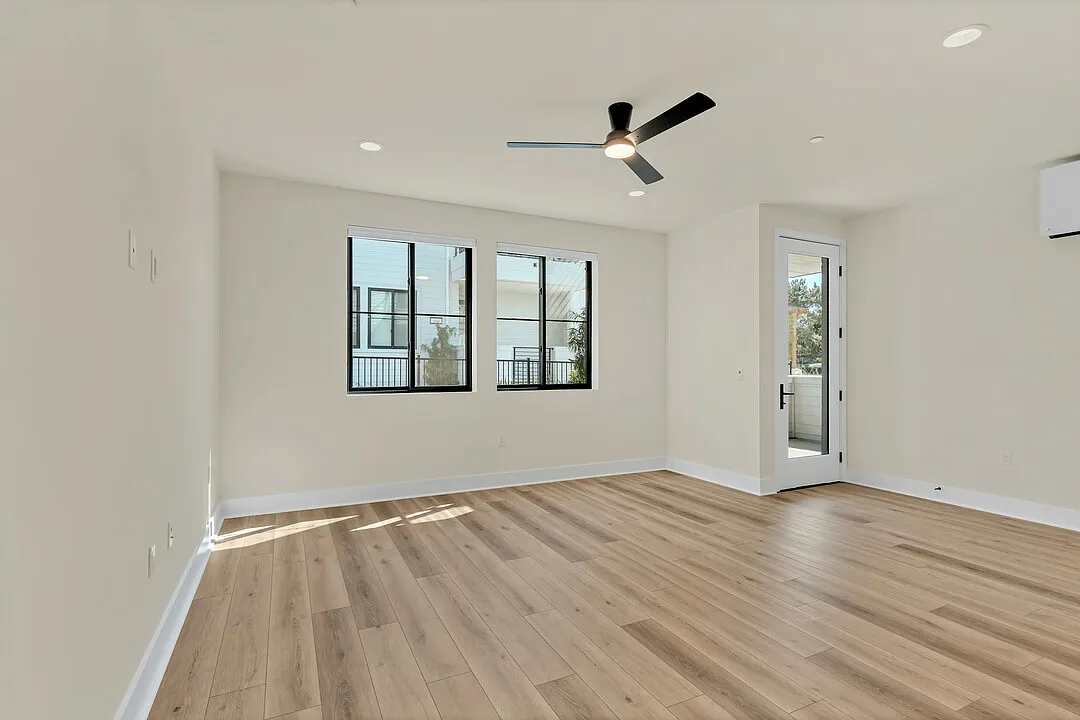 2 bed, 940 sqft, $5,250 — Photo 2