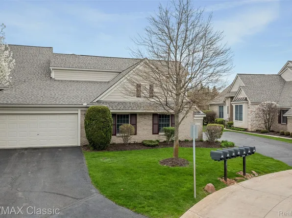 16576 Lyonhurst Cir, Northville, MI 48168