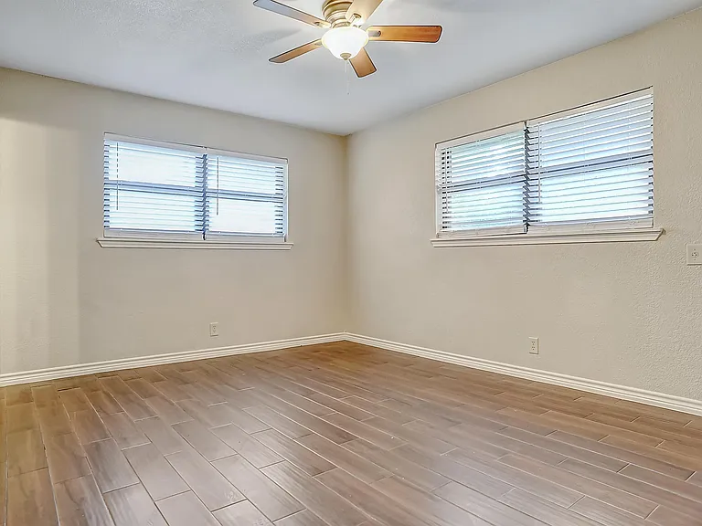 921 Holiday Dr — Photo 19