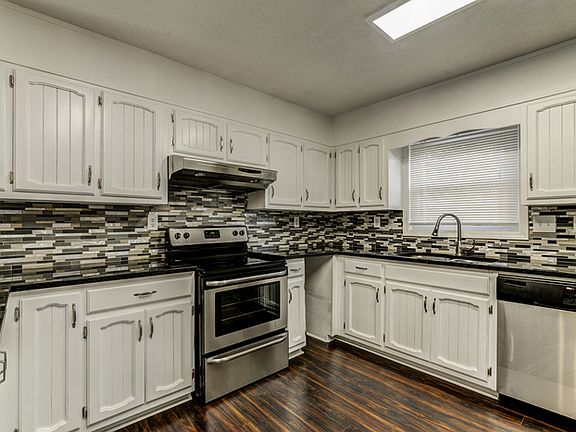 3rd image of 410 Marseille Way