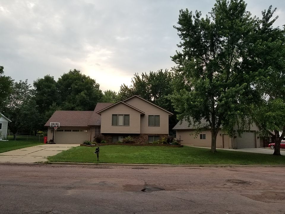 Updated with extra garage!