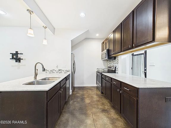 4th image of 113 Bayou St #112