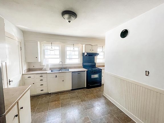 3rd image of 20 Lafayette St