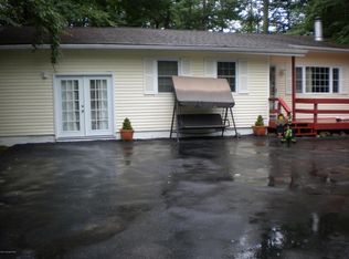 1760 Rolling Hills Dr, Tobyhanna, PA 18466