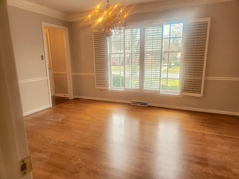 426 Devonshire Ln — Photo 5