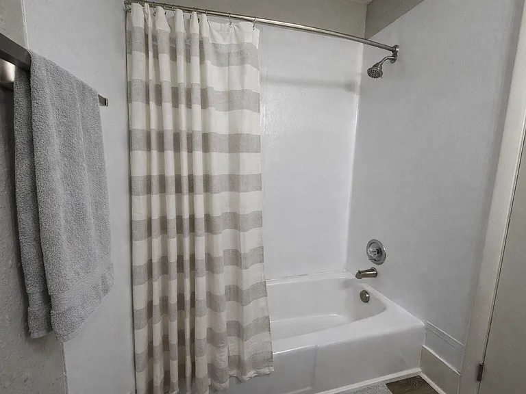 Wind Crest Apartments and Townhomes - Move in Specials Available! — Photo 11