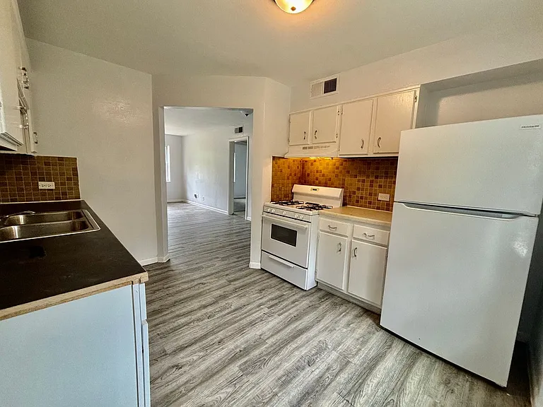 82 West — Photo 8