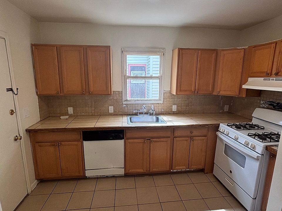 1st image of 21 Jewett Ave APT 1