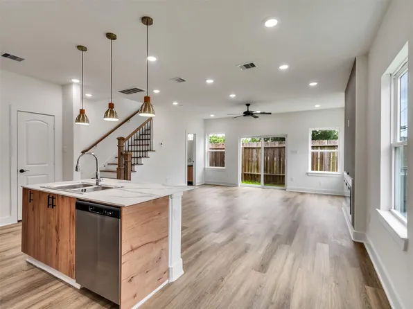 855 S Victory Dr #C, Houston, TX 77088