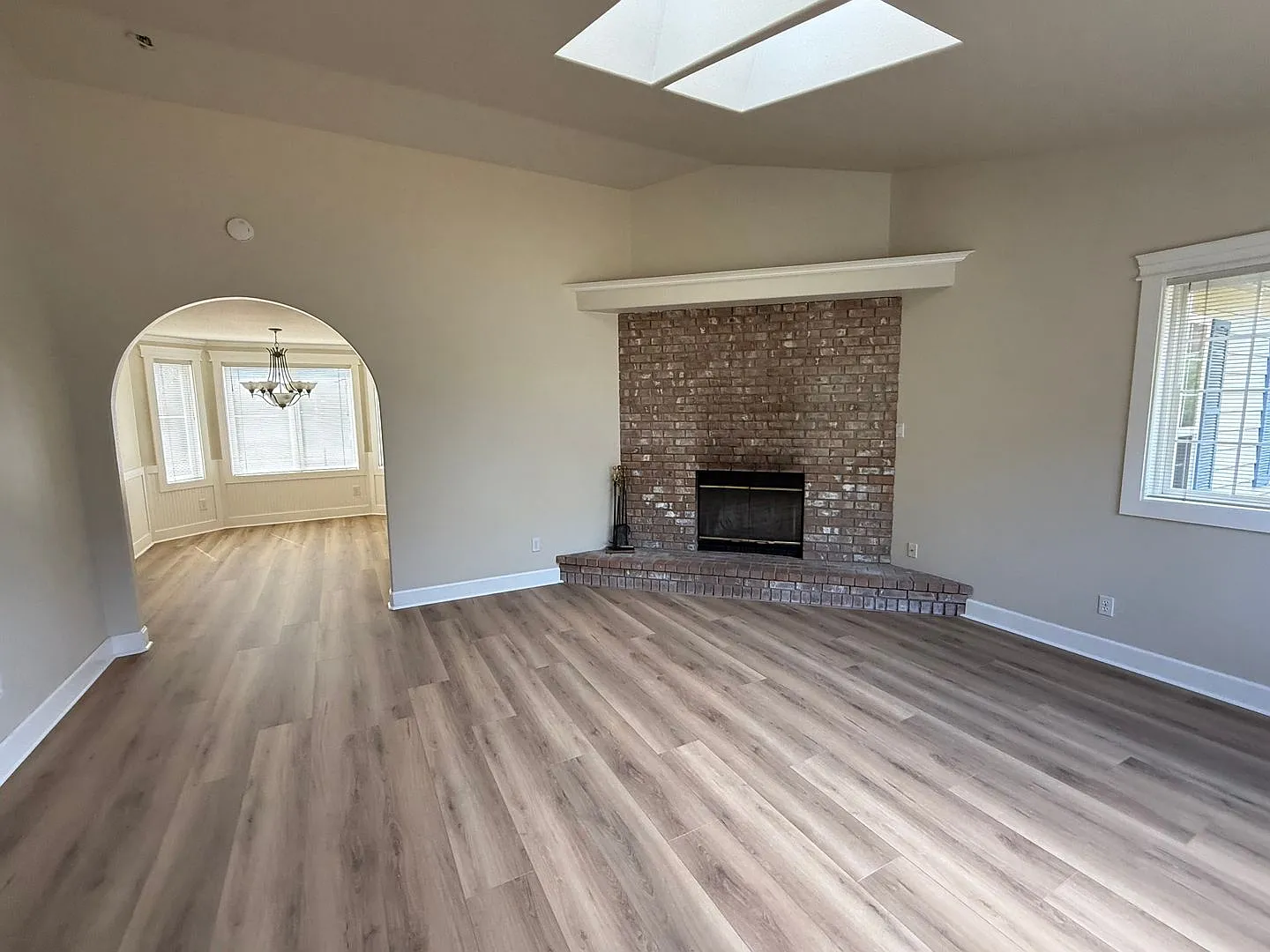 Charming No-Stairs Rambler Move-In Ready & Minutes from Boeing — Photo 4