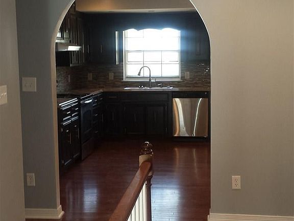 3rd image of 2320 Applewood Dr