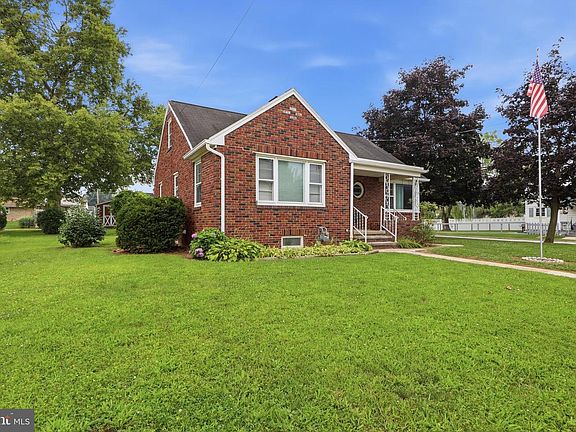 4th image of 120 Maple Ave