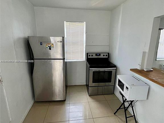 4th image of 548 NW 30th St APT 4