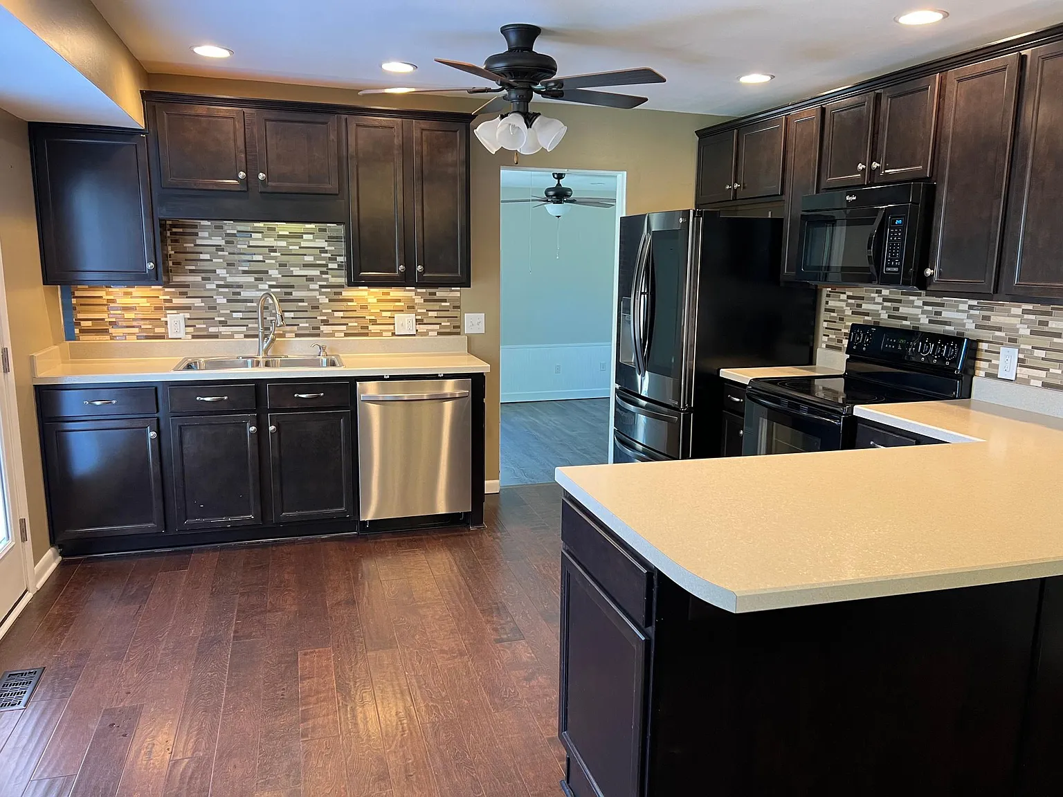 206 Raindrop Ln — Photo 3