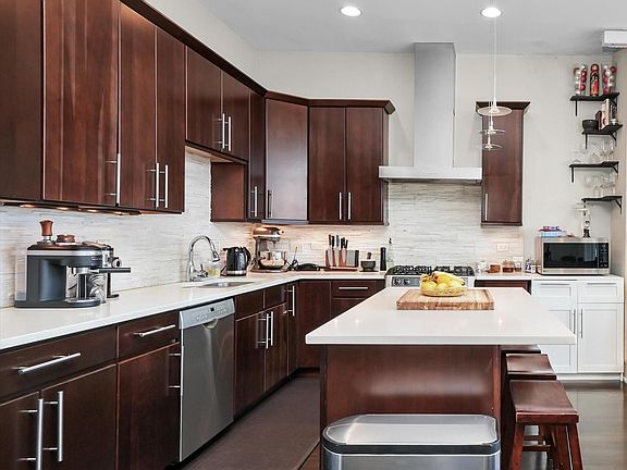 3rd image of 907 N Damen Ave #4