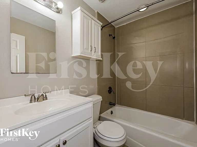 1217 Meadow Creek Dr — Photo 16