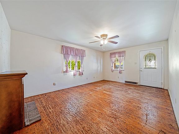 4th image of 1124 Dennis Ave