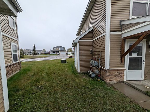 4th image of 326 10th Ave SE