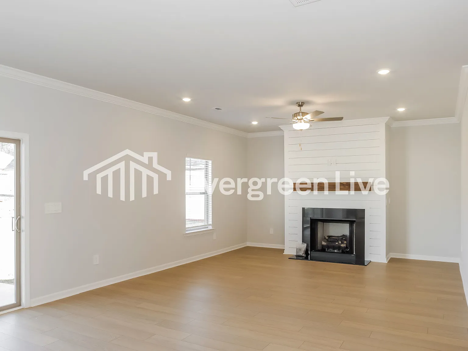 5 bed, 2.5 bath, 2360 sqft, $2,190 — Photo 2