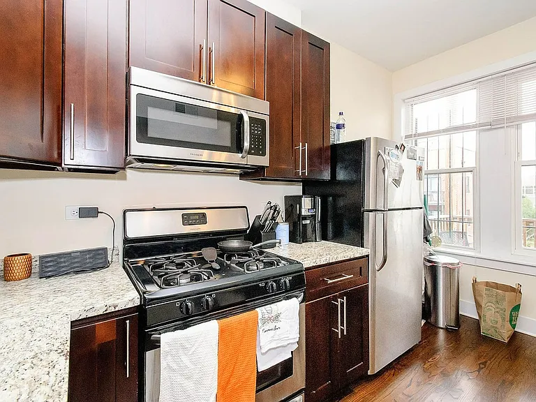 2110 W Division St #3R — Photo 5