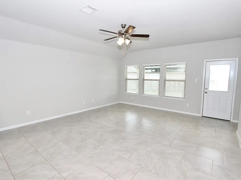 1303 Keaton Ct — Photo 6