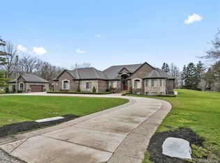 3960 Harvest Creek Ct, Rochester, MI 48306