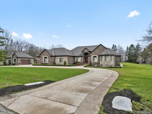 3960 Harvest Creek Ct, Rochester, MI 48306