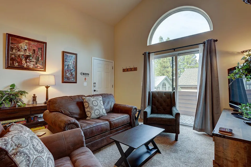2 bed, 940 sqft, $1,925 — Photo 2