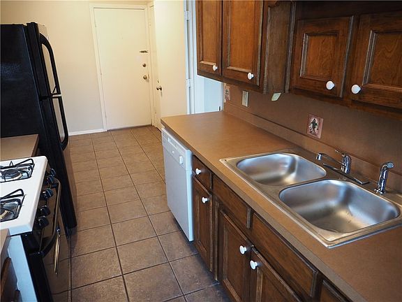 4th image of 10202 Oak Hollow Cir