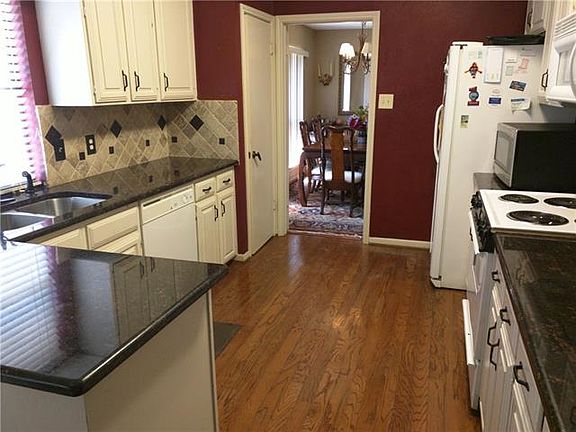 3rd image of 12906 Chandler Dr