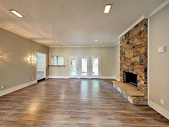 2nd image of 2822 Carriage Ln