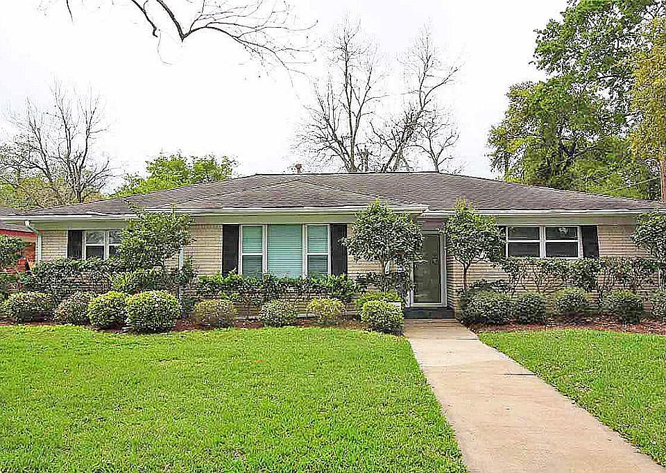 NEW LISTING in highly desired Section 2 of Westbury & zoned to prized Parker Elem & Johnston MS.