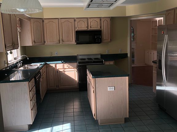 4th image of 63 Hampton Hill Dr