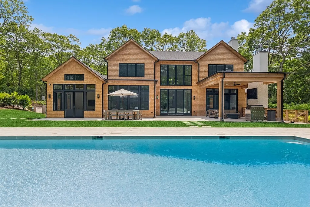 Modern Masterpiece on Village Fringe — Photo 2
